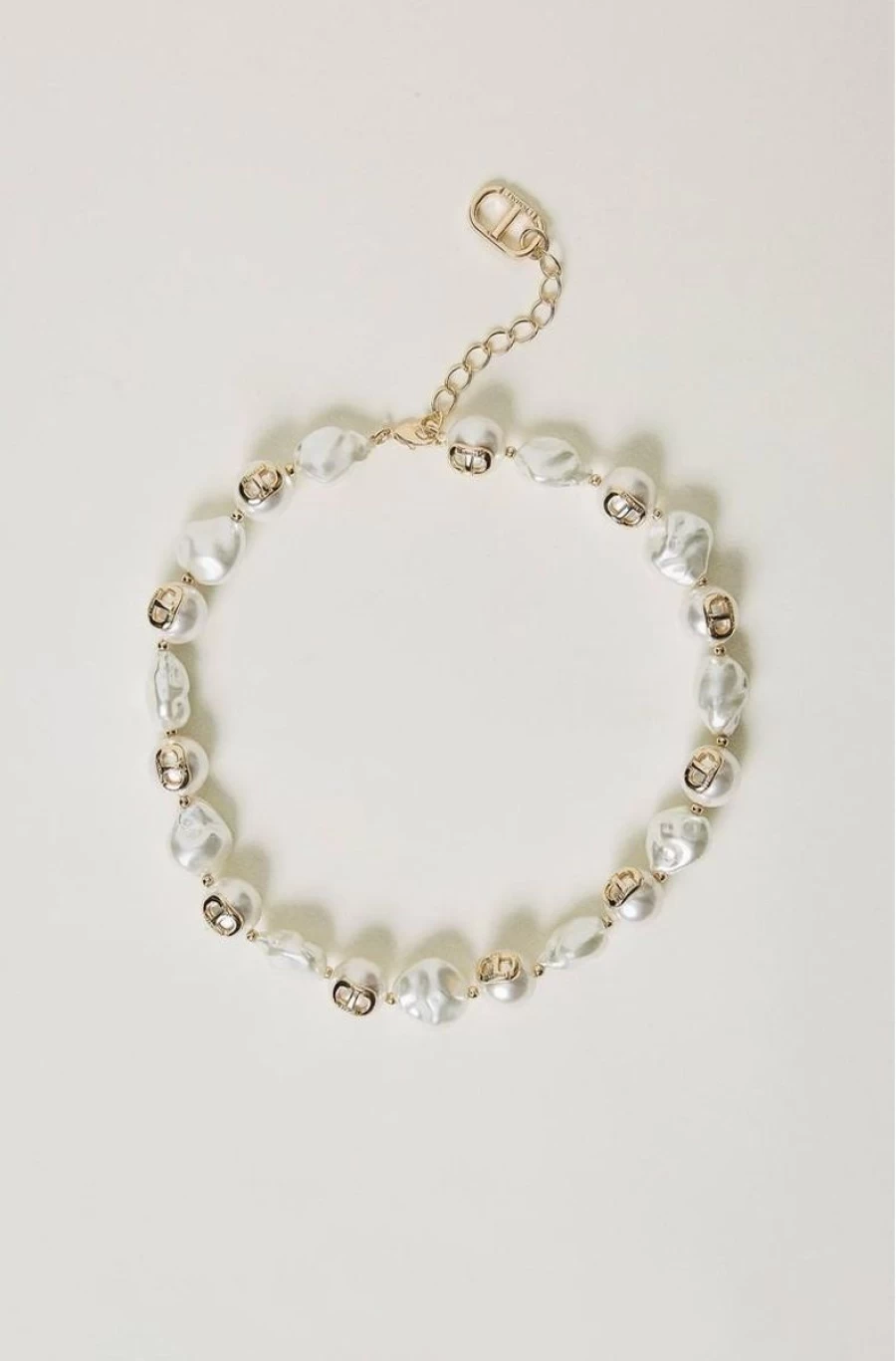 "TWINSET Women's Elegant Pearl Choker Necklace With Oval Pendant"