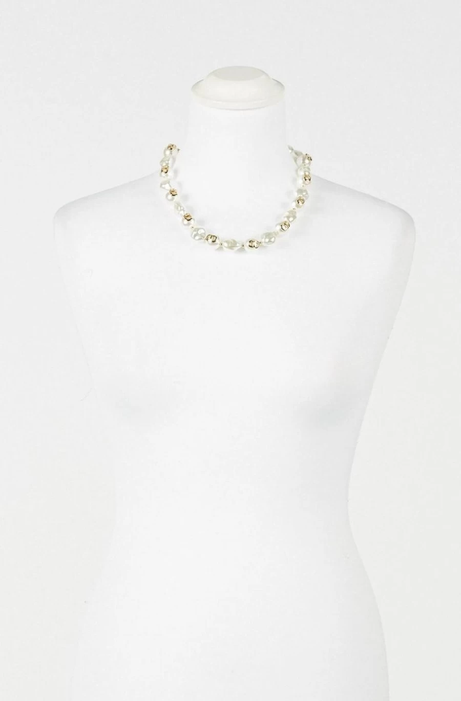 "TWINSET Women's Elegant Pearl Choker Necklace With Oval Pendant"