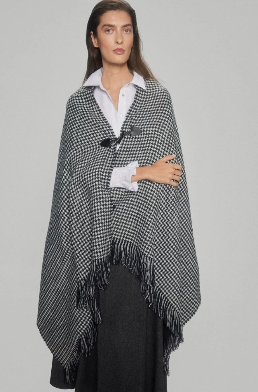 "PEDRO DEL HIERRO Women's Houndstooth Poncho with Frog Clasp – Classic Checkered Wrap"