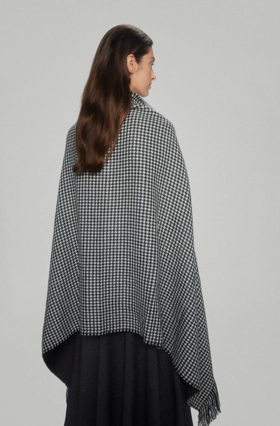 "PEDRO DEL HIERRO Women's Houndstooth Poncho with Frog Clasp – Classic Checkered Wrap"